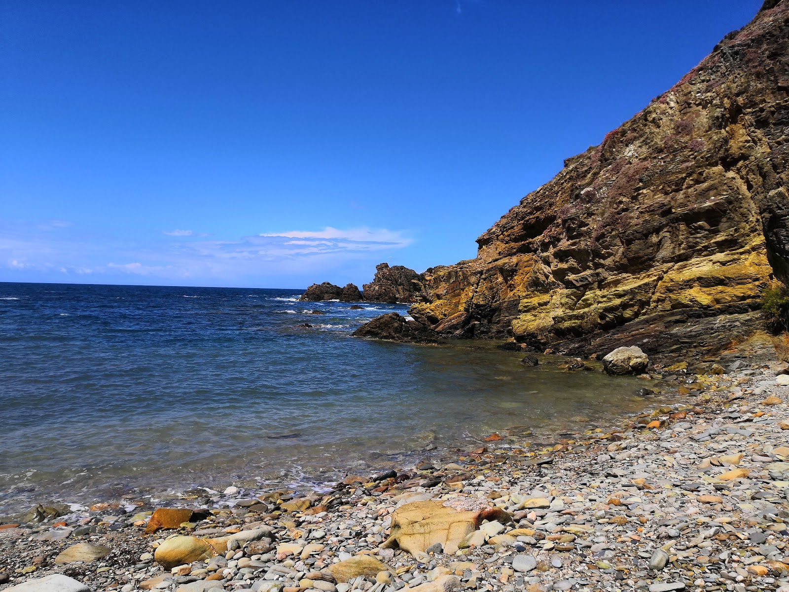Cala Portu的照片 带有碧绿色纯水表面