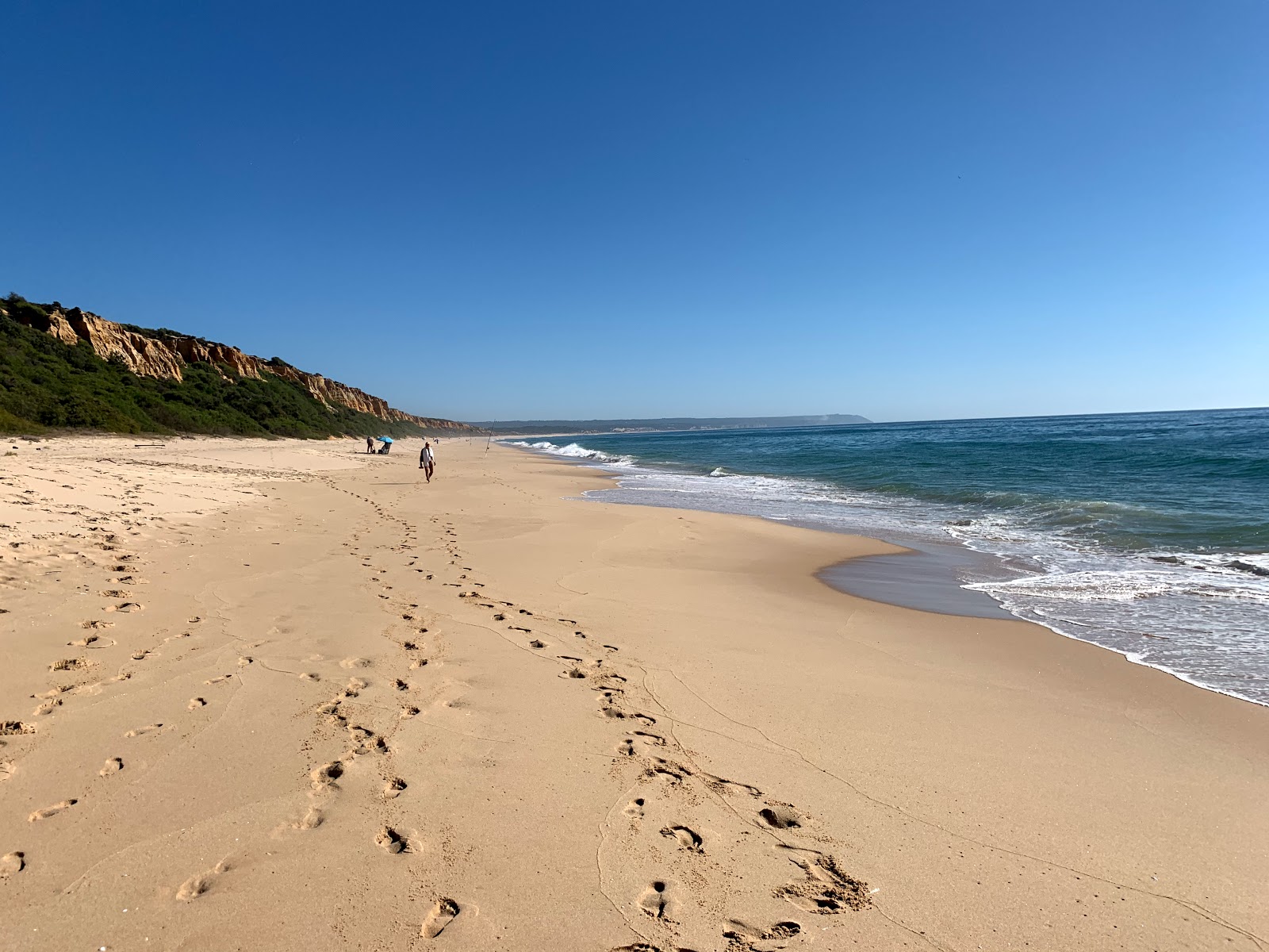 Fotografie cu Praia da Fonte da Telha cu o suprafață de nisip fin alb
