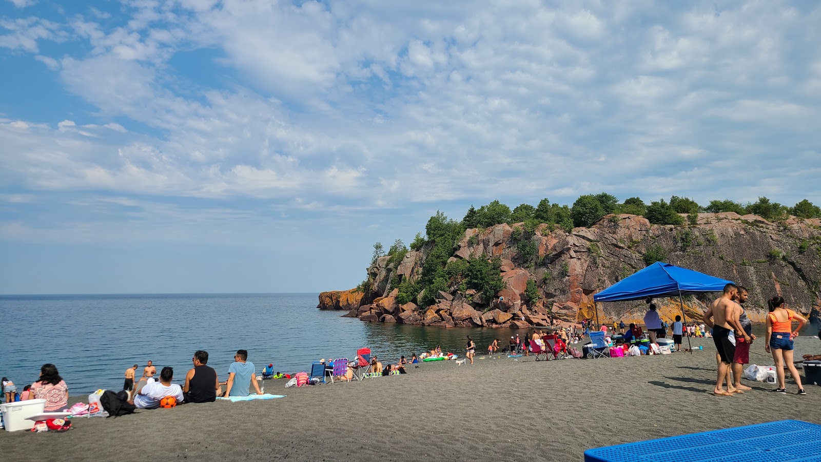 Fotografie cu Black Beach cu o suprafață de pietricele mici de culoare gri