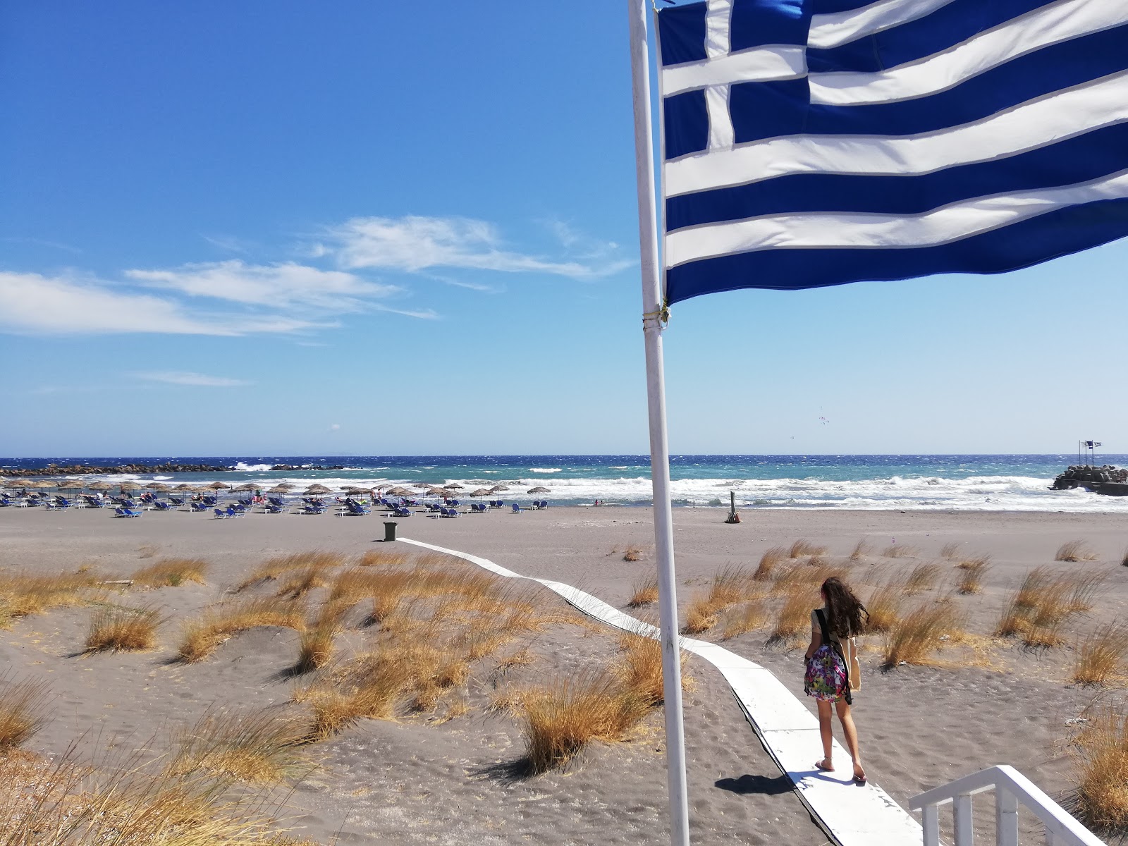 Foto von Paralia Monolithos mit türkisfarbenes wasser Oberfläche