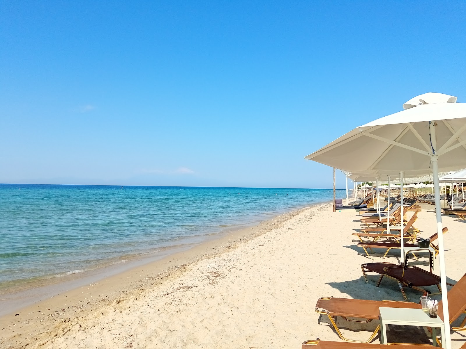 Φωτογραφία του Flogita beach με μπεζ άμμος επιφάνεια