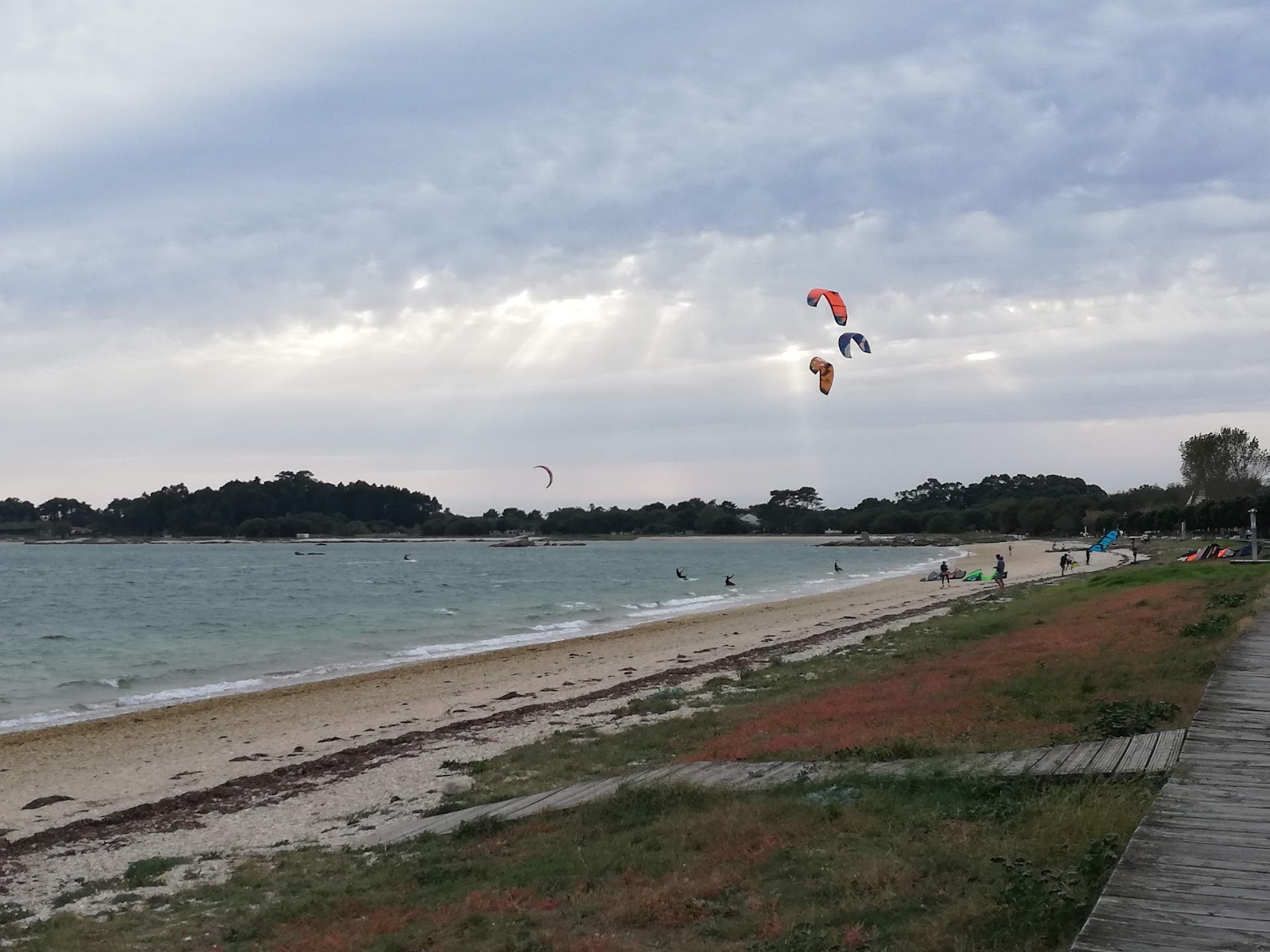 Photo de Praia do Vao avec rivage droit, long