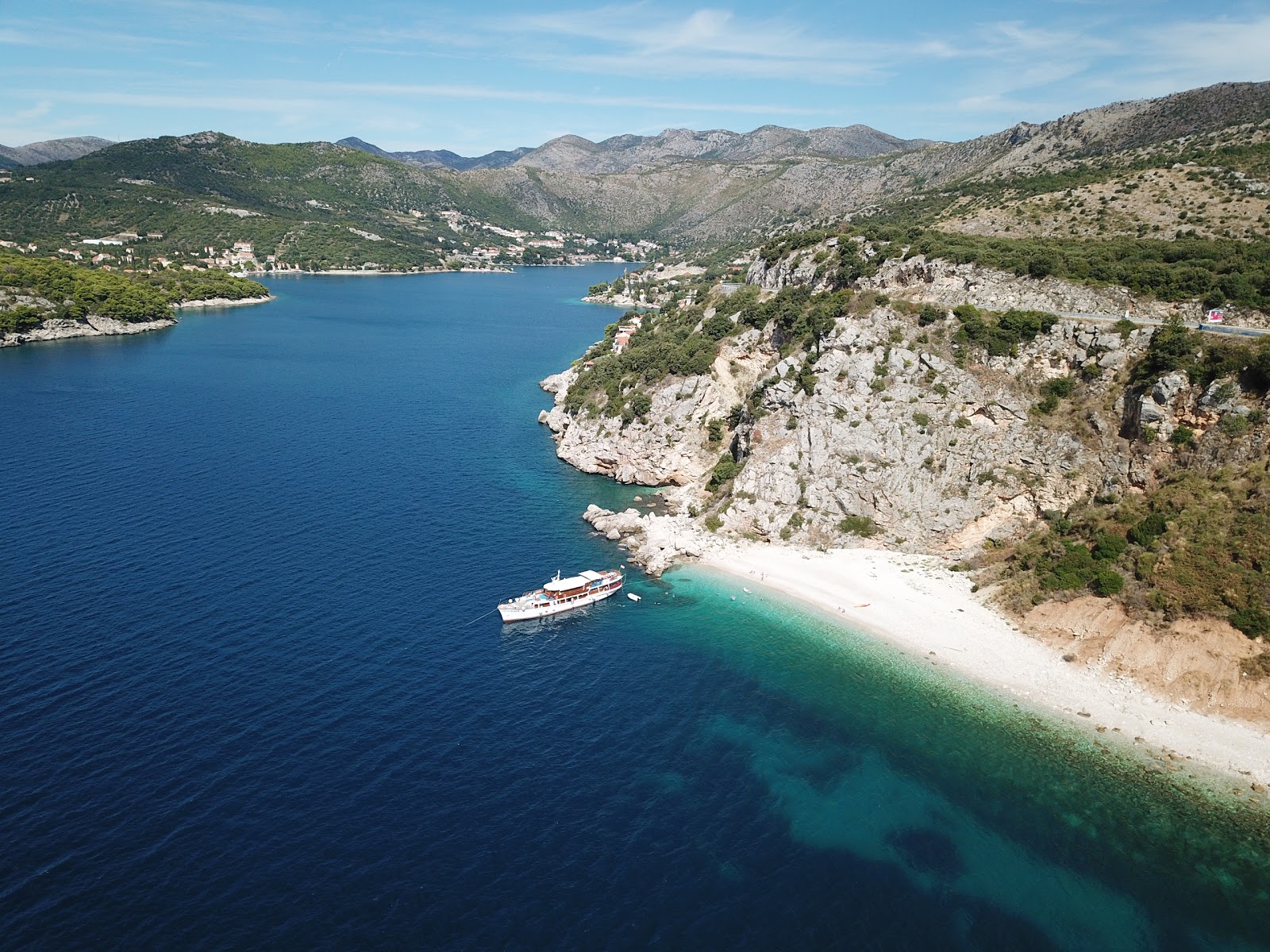 Tri brata beach'in fotoğrafı çok temiz temizlik seviyesi ile