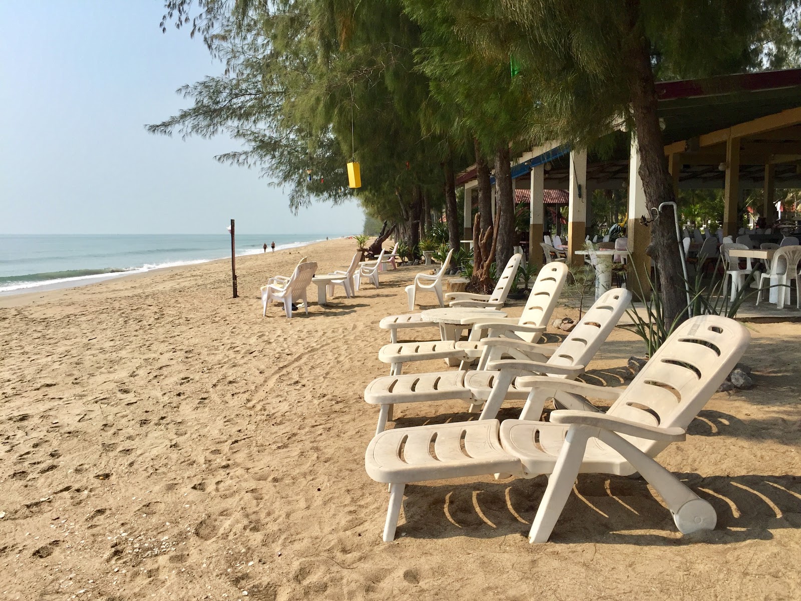 Fotografija Saeng Arun Beach z svetel pesek površino