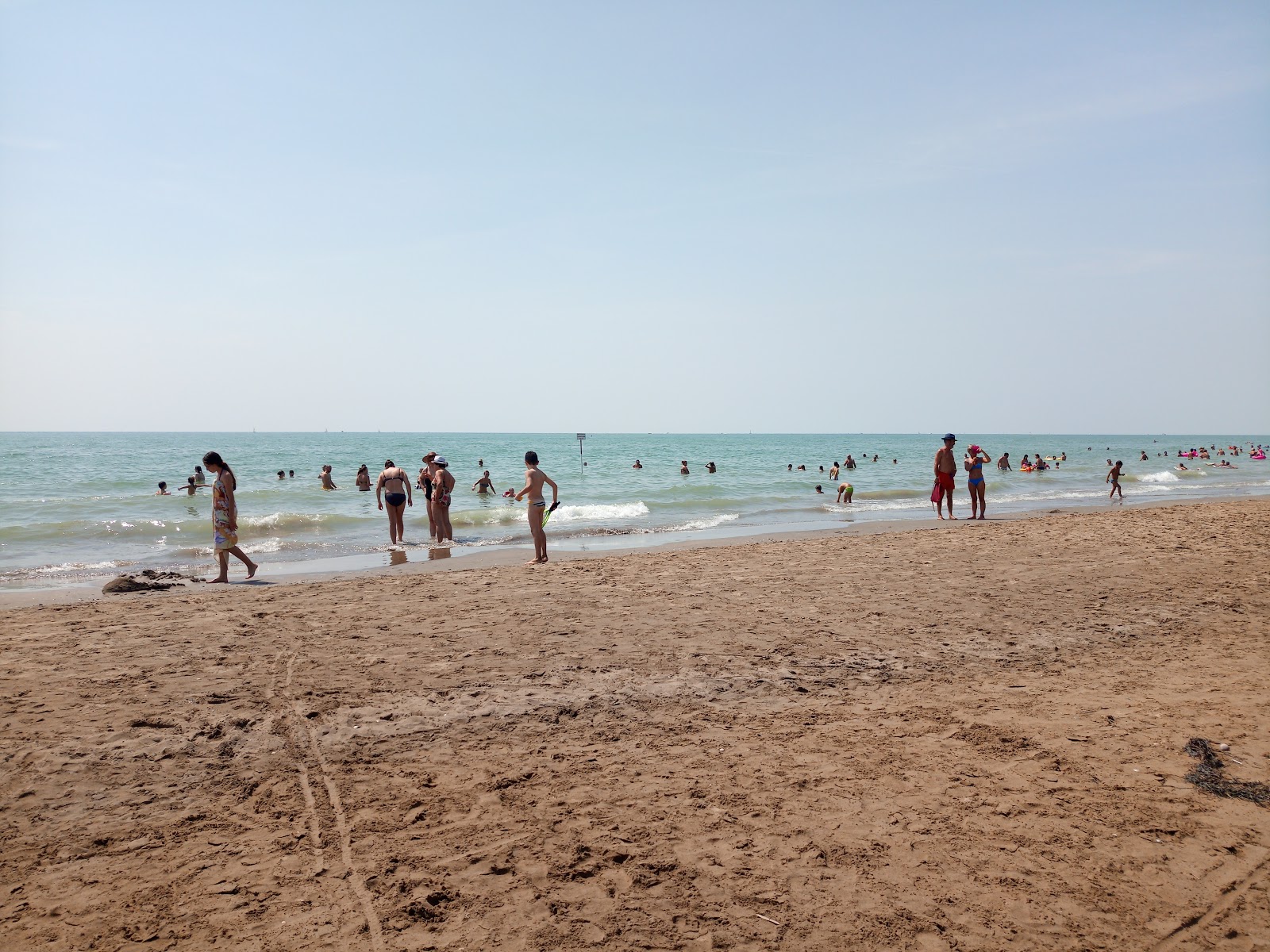 Foto de Praia de Brussa - lugar popular entre os apreciadores de relaxamento