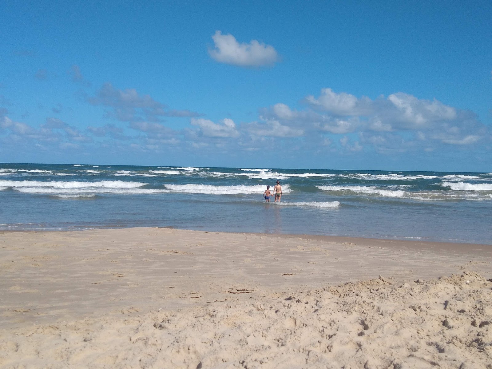 Foto di Praia Balneário Tiarajú con costa lunga e dritta