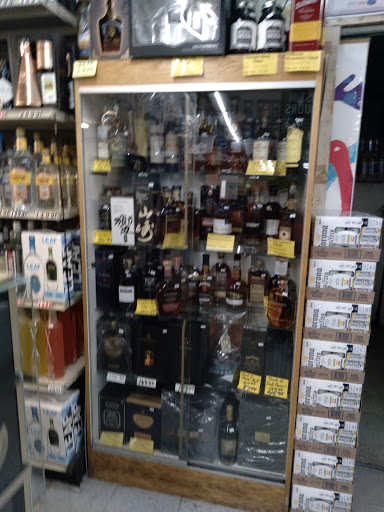 Liquor Store «Austin Liquors», reviews and photos, 3505 Dempster St, Skokie, IL 60076, USA