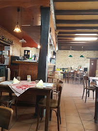 Atmosphère du Restaurant Ah!!Table:St Hilaire à Saint-Hilaire-de-Villefranche - n°1