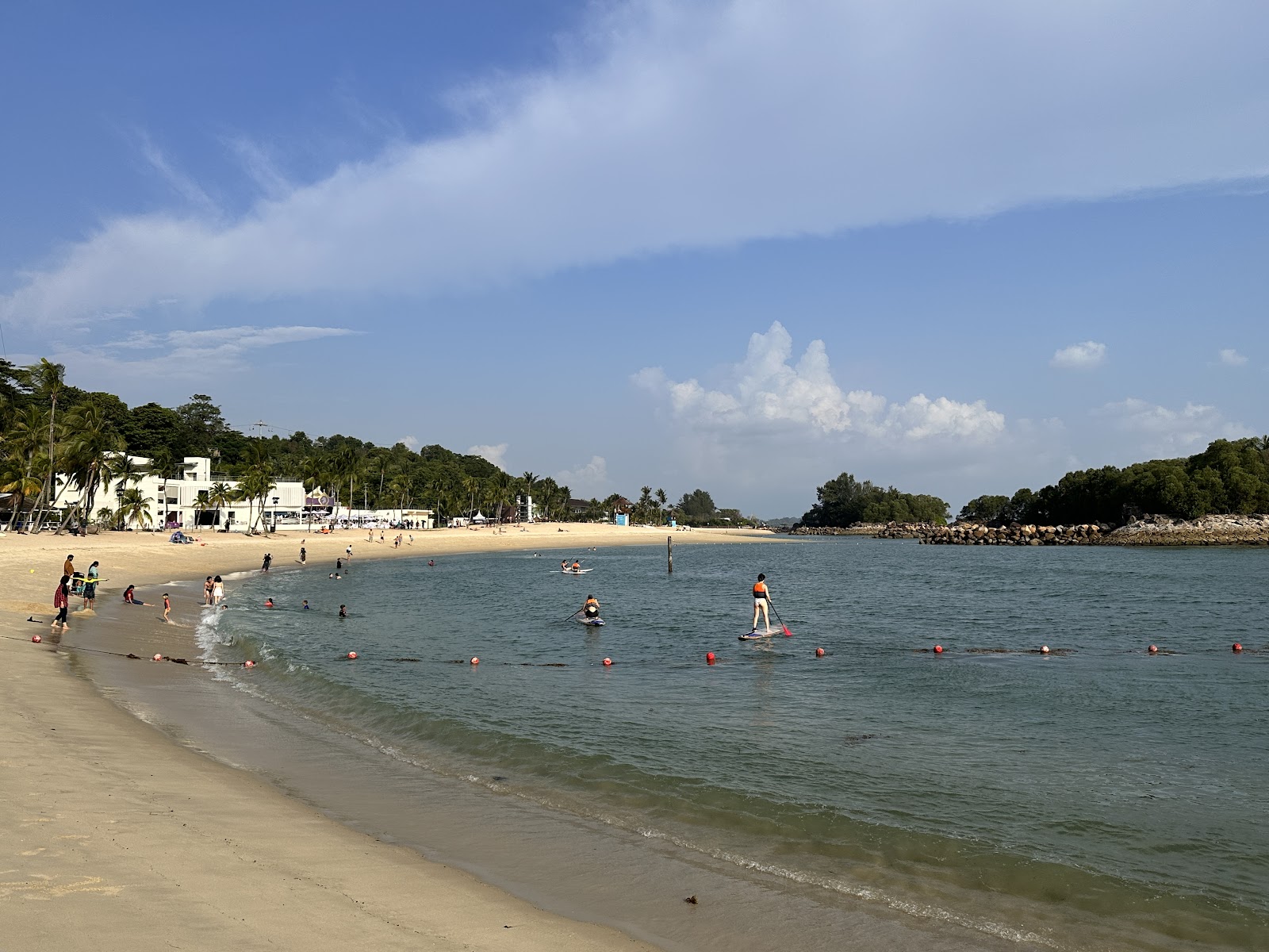 Zdjęcie Sentosa Siloso Beach z powierzchnią jasny piasek