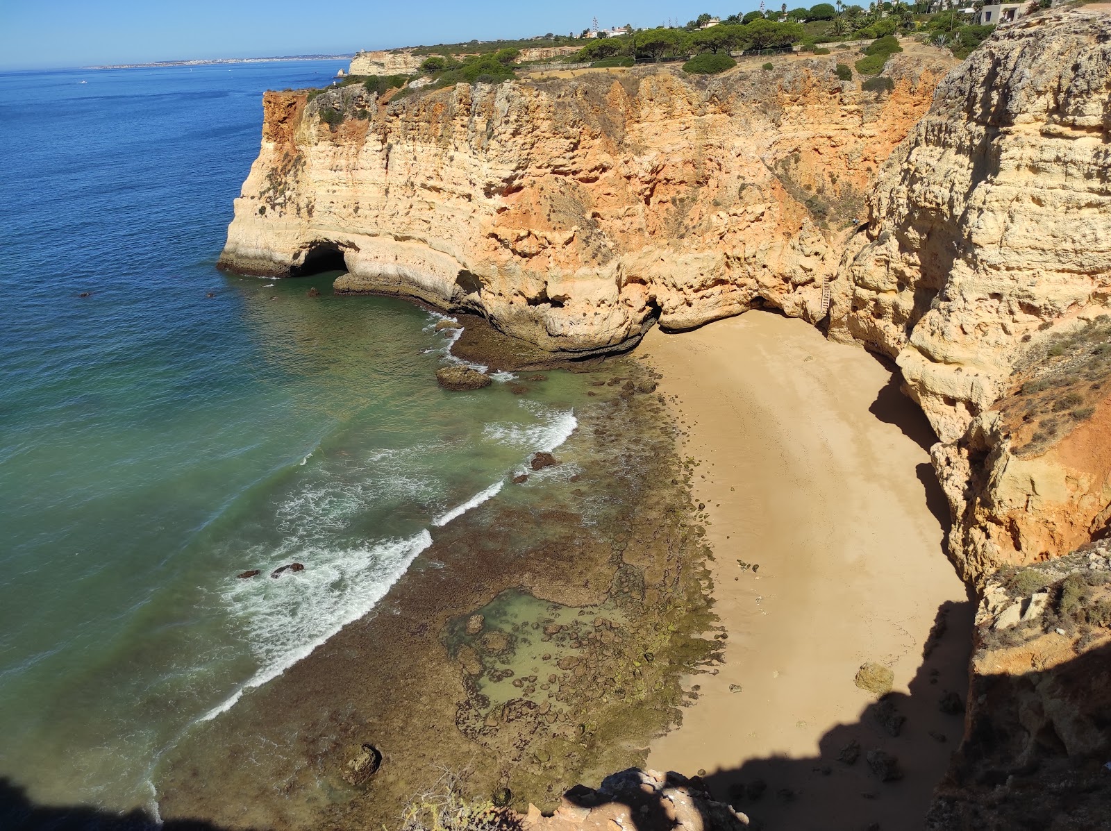 Praia dos Tres Castelos的照片 被山脉环绕