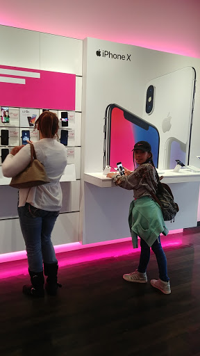 Cell Phone Store «T-Mobile», reviews and photos, 6811 W Peoria Ave Suite 115, Peoria, AZ 85345, USA