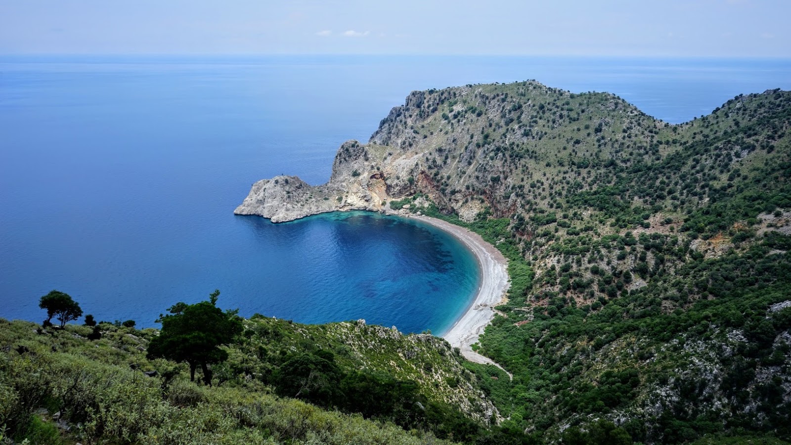 Foto von Naftiko beach umgeben von Bergen