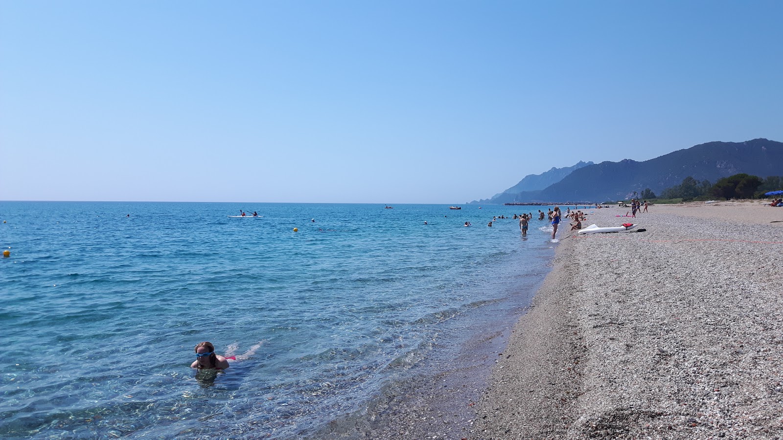 Fotografija Spiaggia di Foddini z kevyt hiekka ja kivi površino