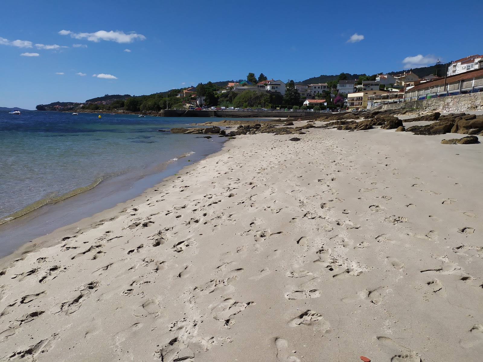 Praia do Covelo'in fotoğrafı turkuaz saf su yüzey ile