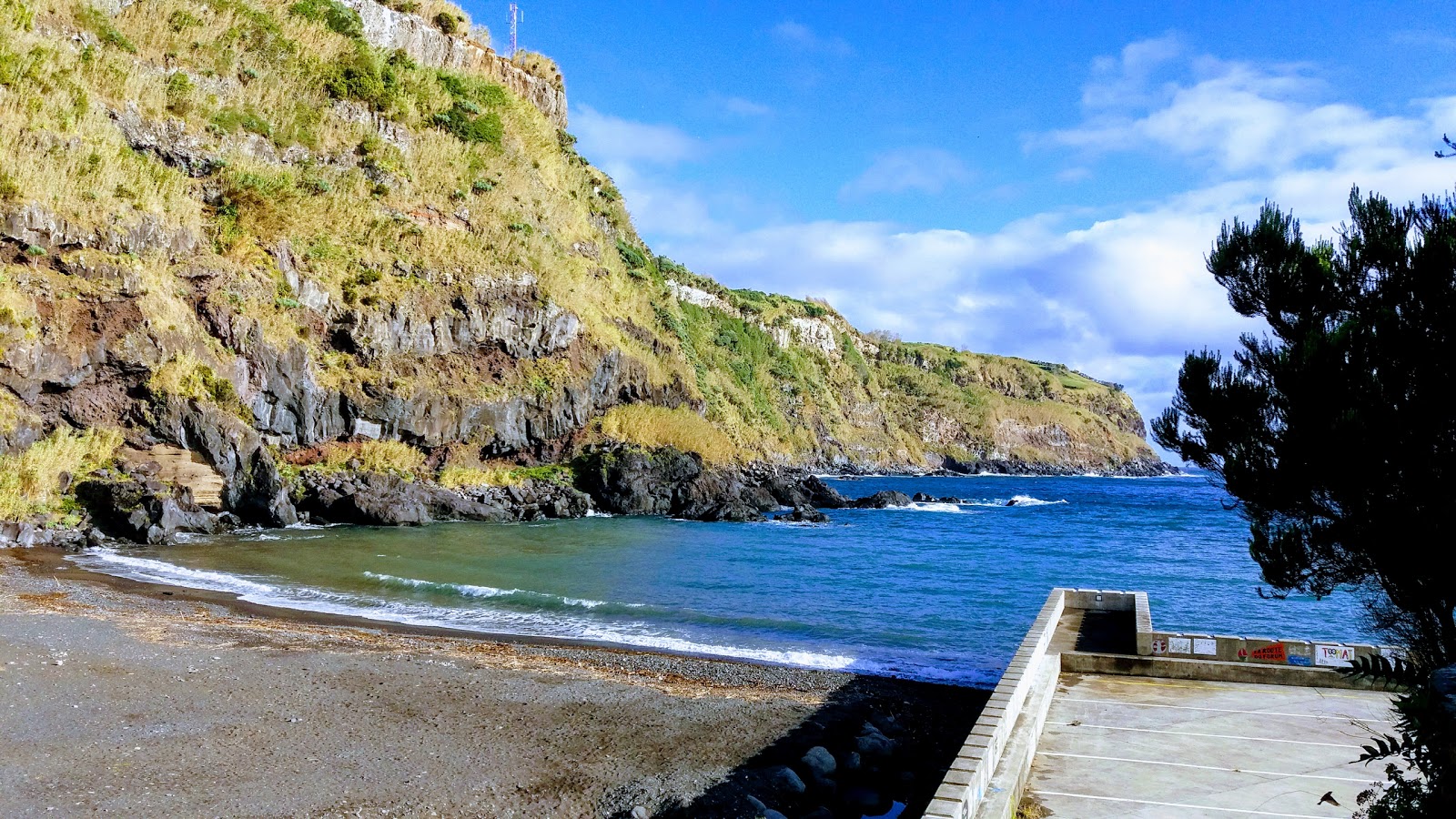 Zdjęcie Praia da Calheta z powierzchnią piasek z kamieniami