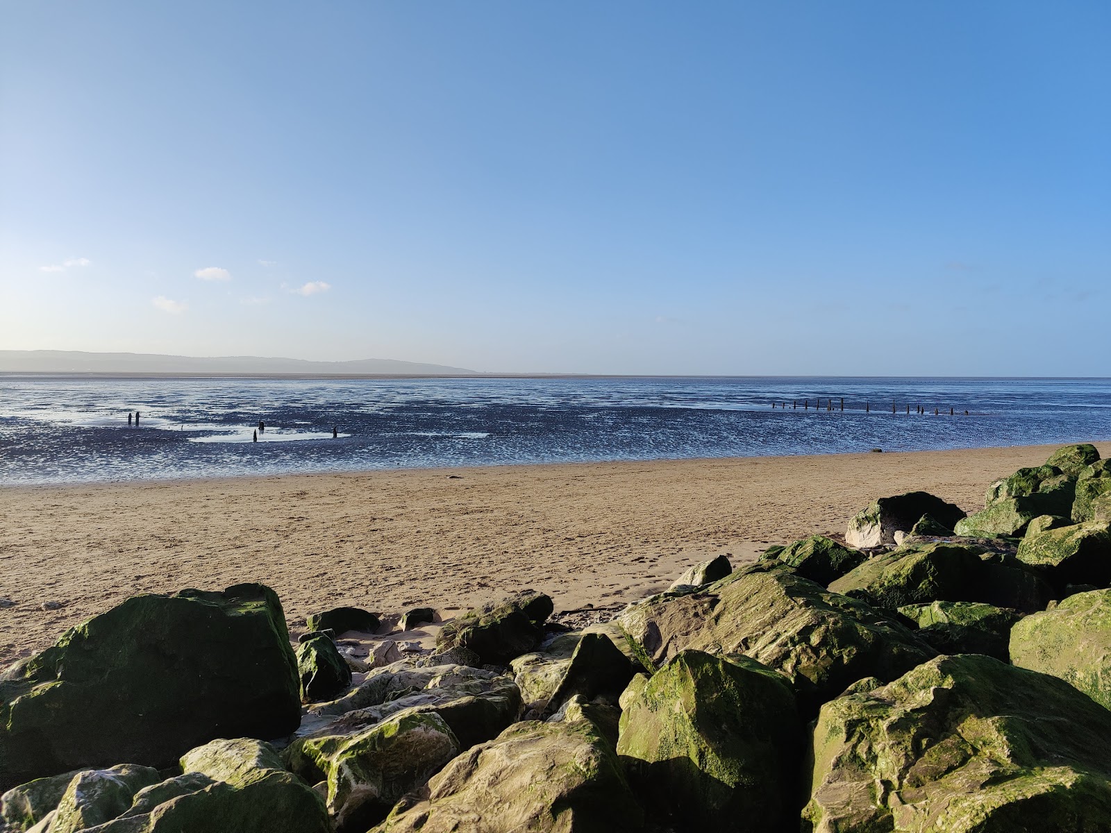 Foto di Caldy Beach con una superficie del acqua turchese