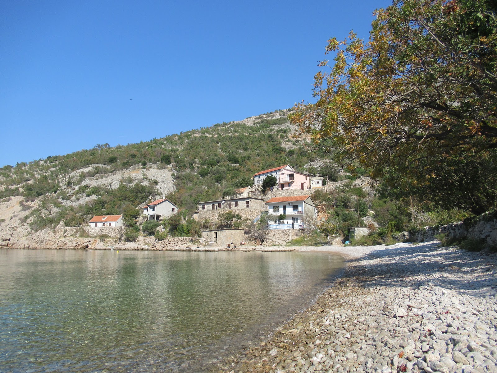 Foto von Plaza Vranjak mit beiger kiesel Oberfläche