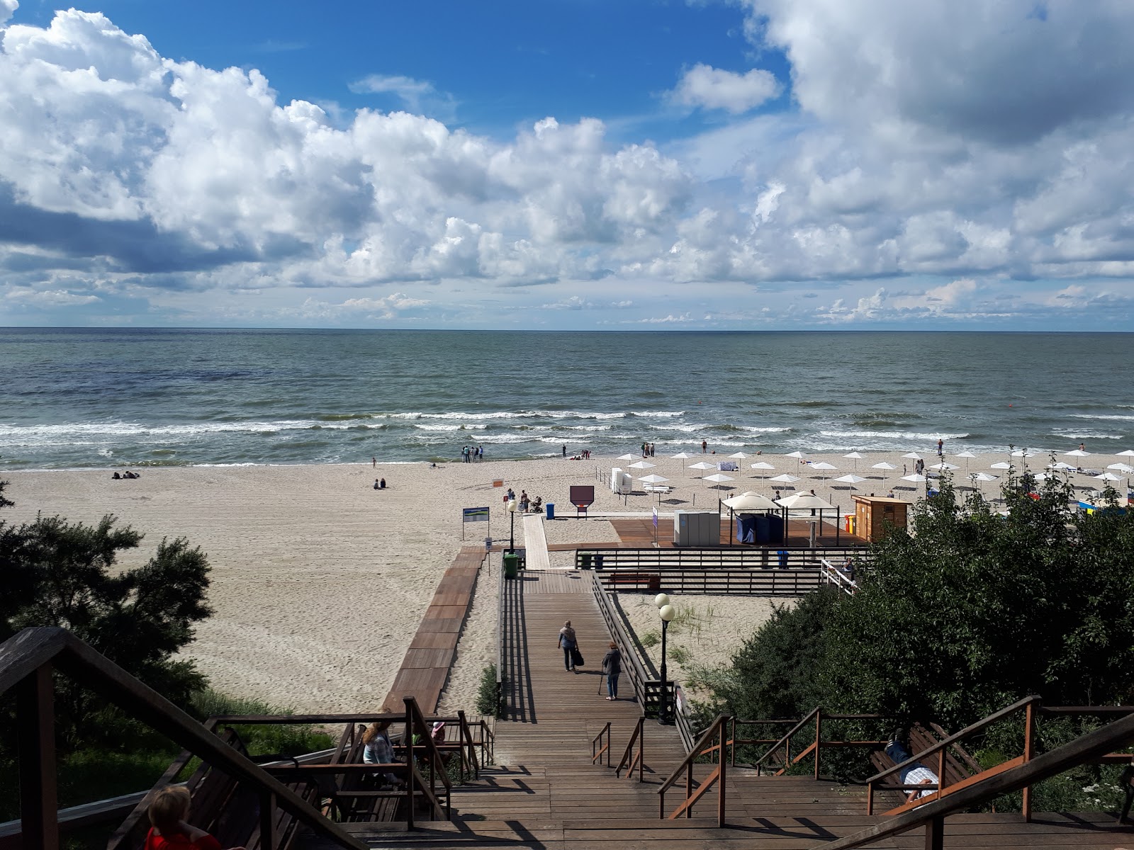 Yantarnyy Plaj II'in fotoğrafı - rahatlamayı sevenler arasında popüler bir yer