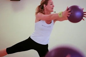 Fitness-Studio Frau in Form image