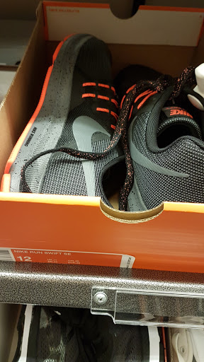 Department Store «Nordstrom Rack Burbank Empire Center», reviews and photos, 1601 N Victory Pl, Burbank, CA 91502, USA