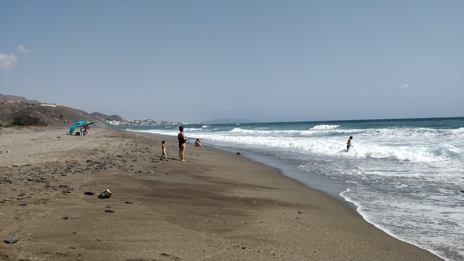Playa de Macenas'in fotoğrafı mavi sular yüzey ile