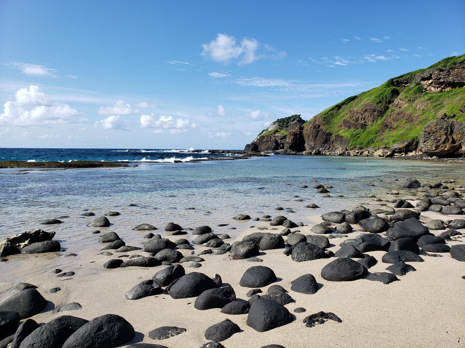 Φωτογραφία του Praia do Atalaia με φωτεινή άμμος και βράχια επιφάνεια