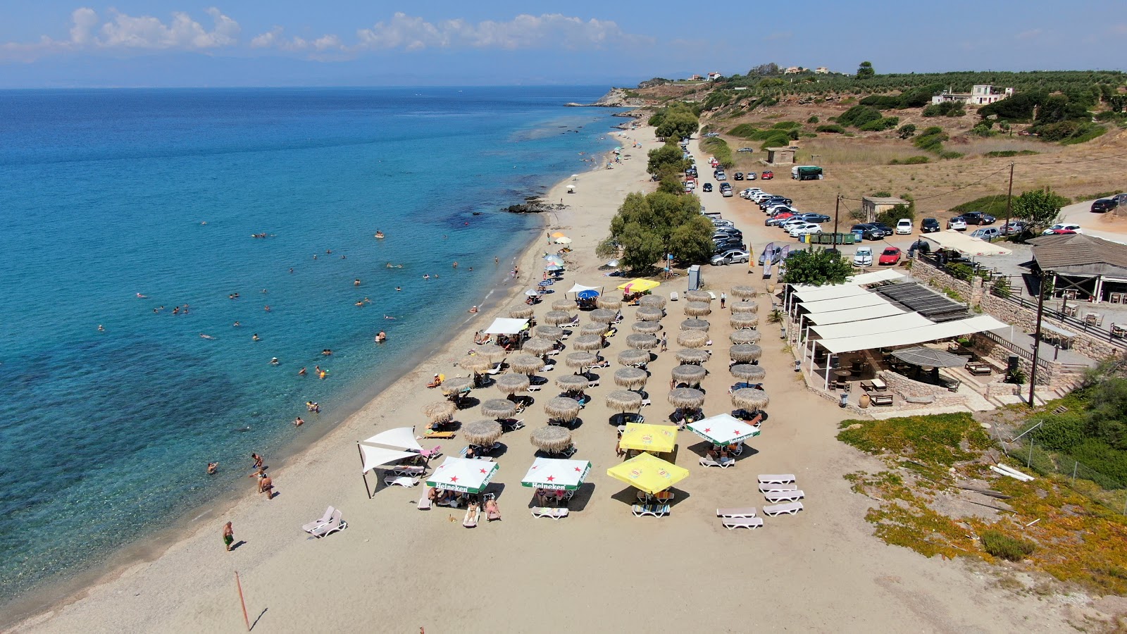 Zdjęcie Tigania beach z powierzchnią beżowy piasek i kamyki