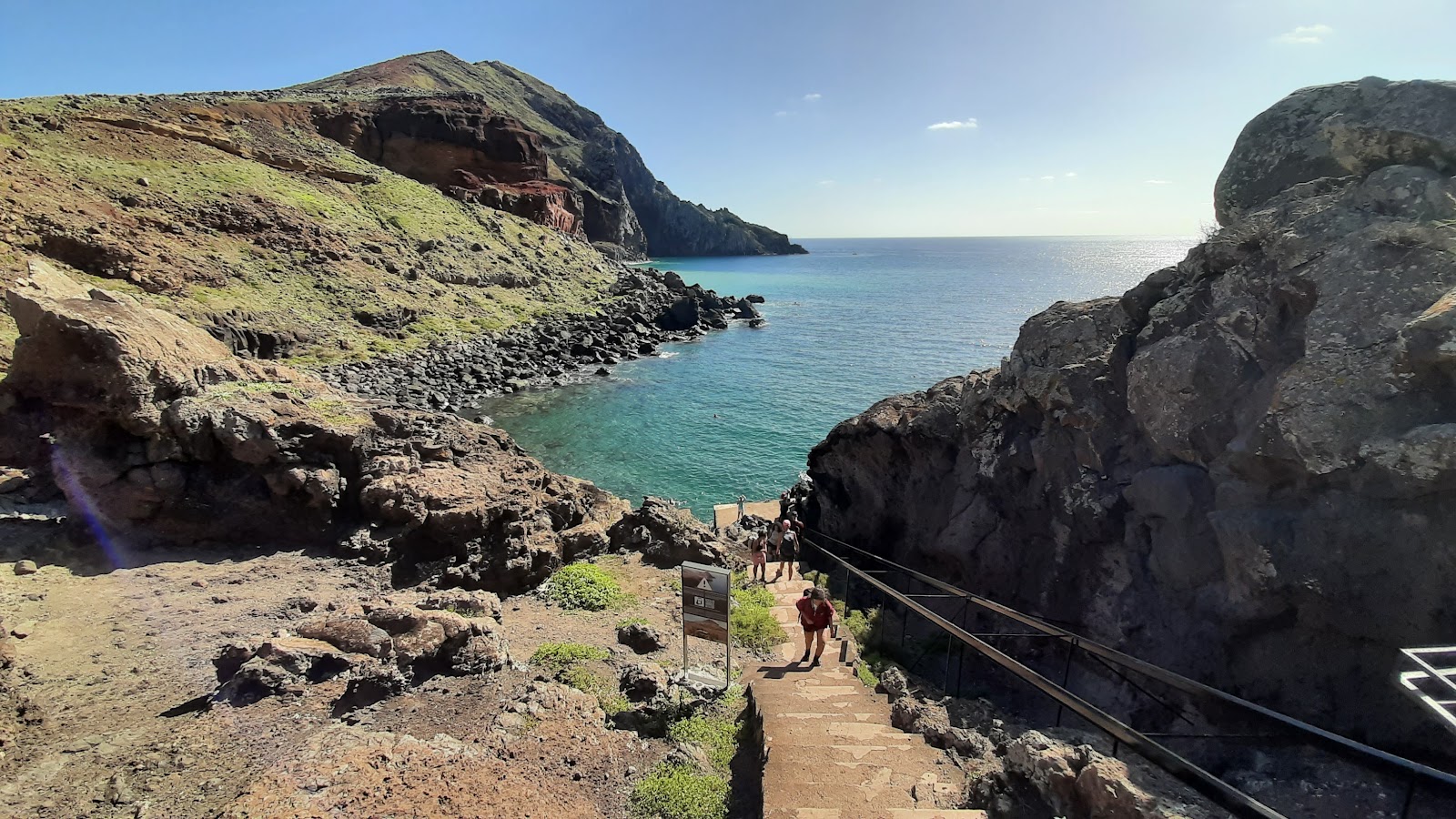 Praia do Sardinha'in fotoğrafı uçurumlarla desteklenmiş