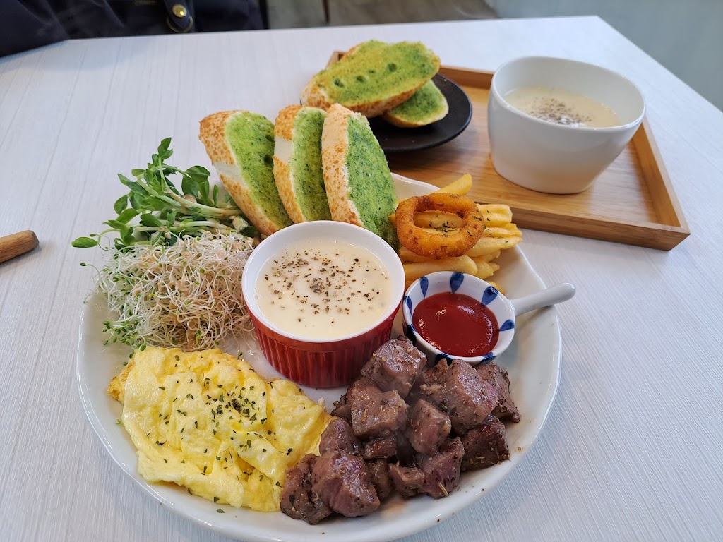 來福咖啡 Life Cafe/高架橋下網球場對面的停車場內中間白色貨櫃屋 的照片