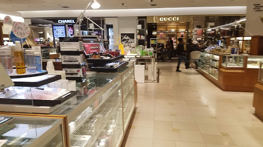 Department Store «Saks Fifth Avenue», reviews and photos, 26100 Cedar Rd, Beachwood, OH 44122, USA