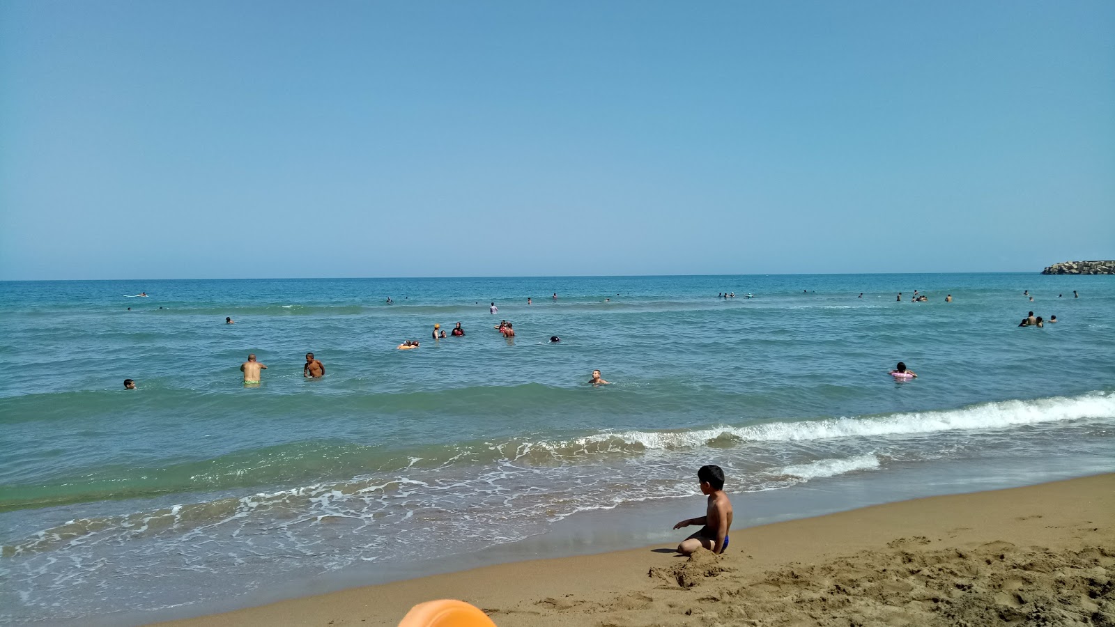 Photo de Plage du Puits avec l'eau cristalline de surface