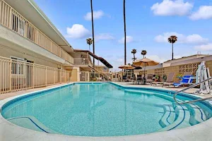 Super 8 by Wyndham Los Angeles-Culver City Area image