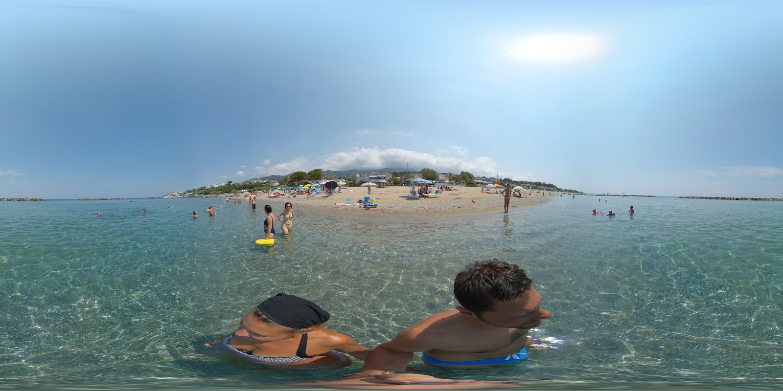 Photo de Spiaggia Diamante avec l'eau bleu de surface
