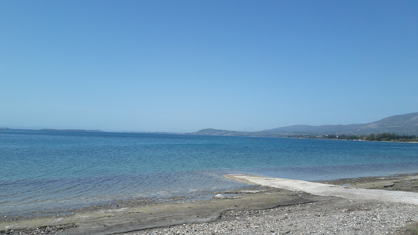 Foto de Stephania beach con agua azul-verde superficie