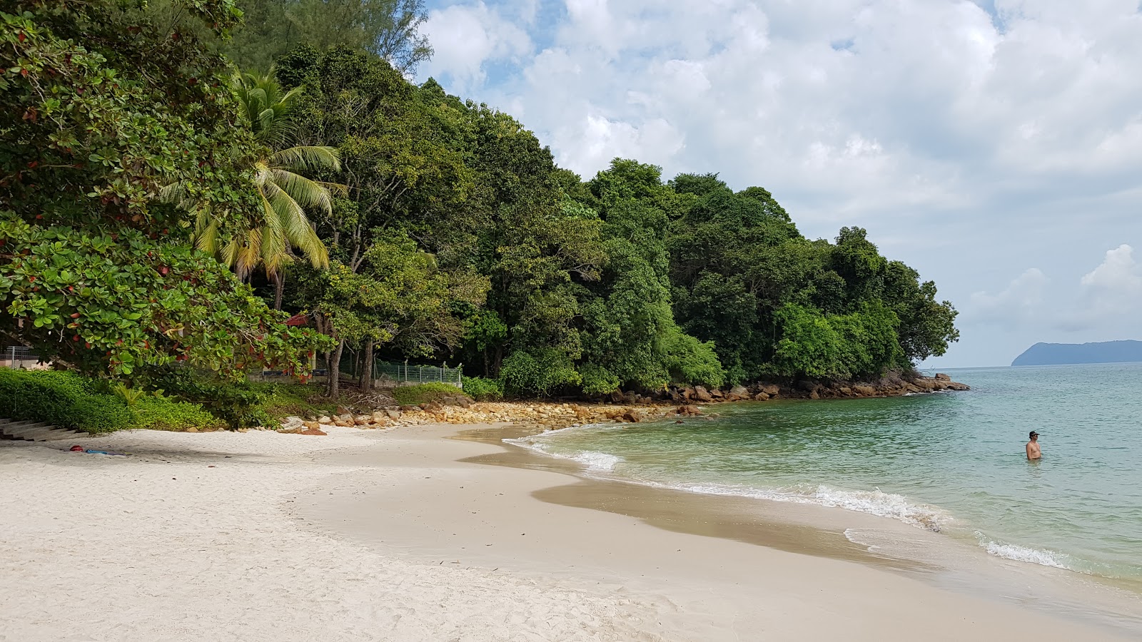 Foto von Sandy Skulls Beach und die siedlung