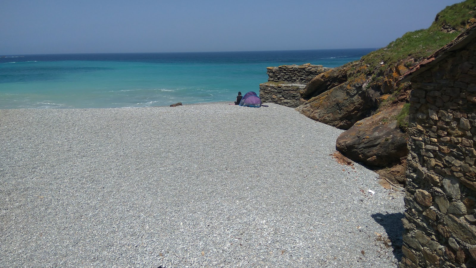 Foto de Playa de Vallina localizado em área natural