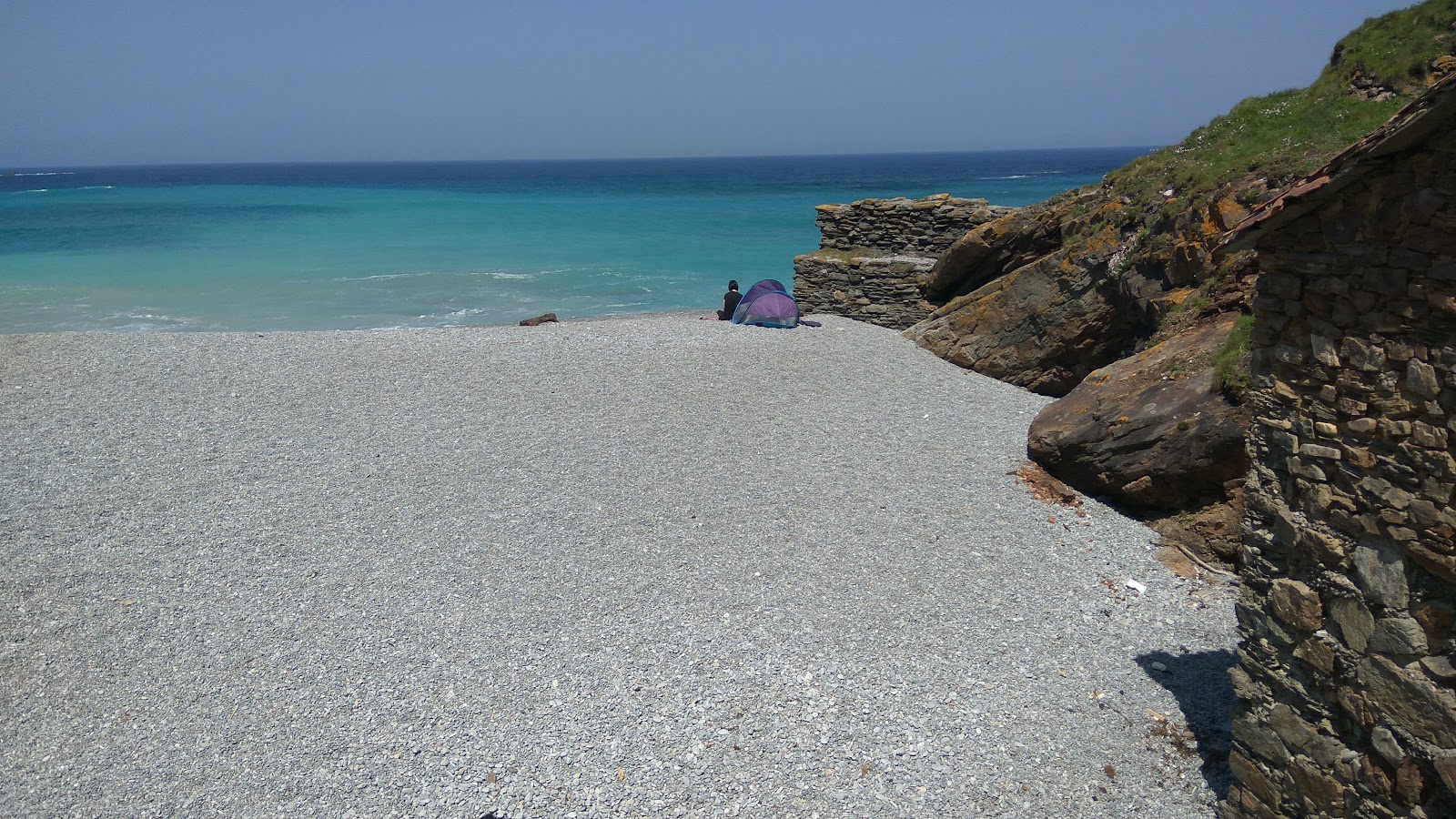 Playa de Vallina'in fotoğrafı - rahatlamayı sevenler arasında popüler bir yer