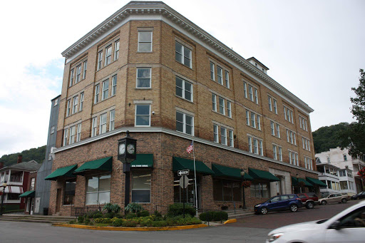 Big Four Drug Store Inc, 300 Temple St, Hinton, WV 25951, USA, 