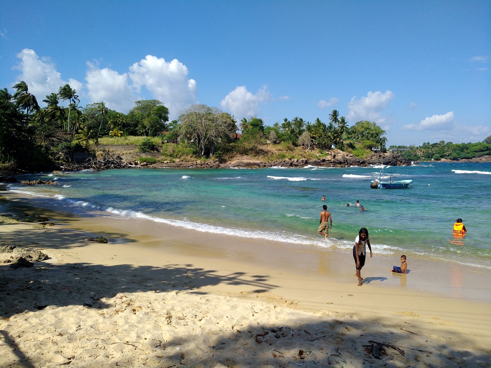 Foto von Beach of Devinuwara mit beiger sand Oberfläche