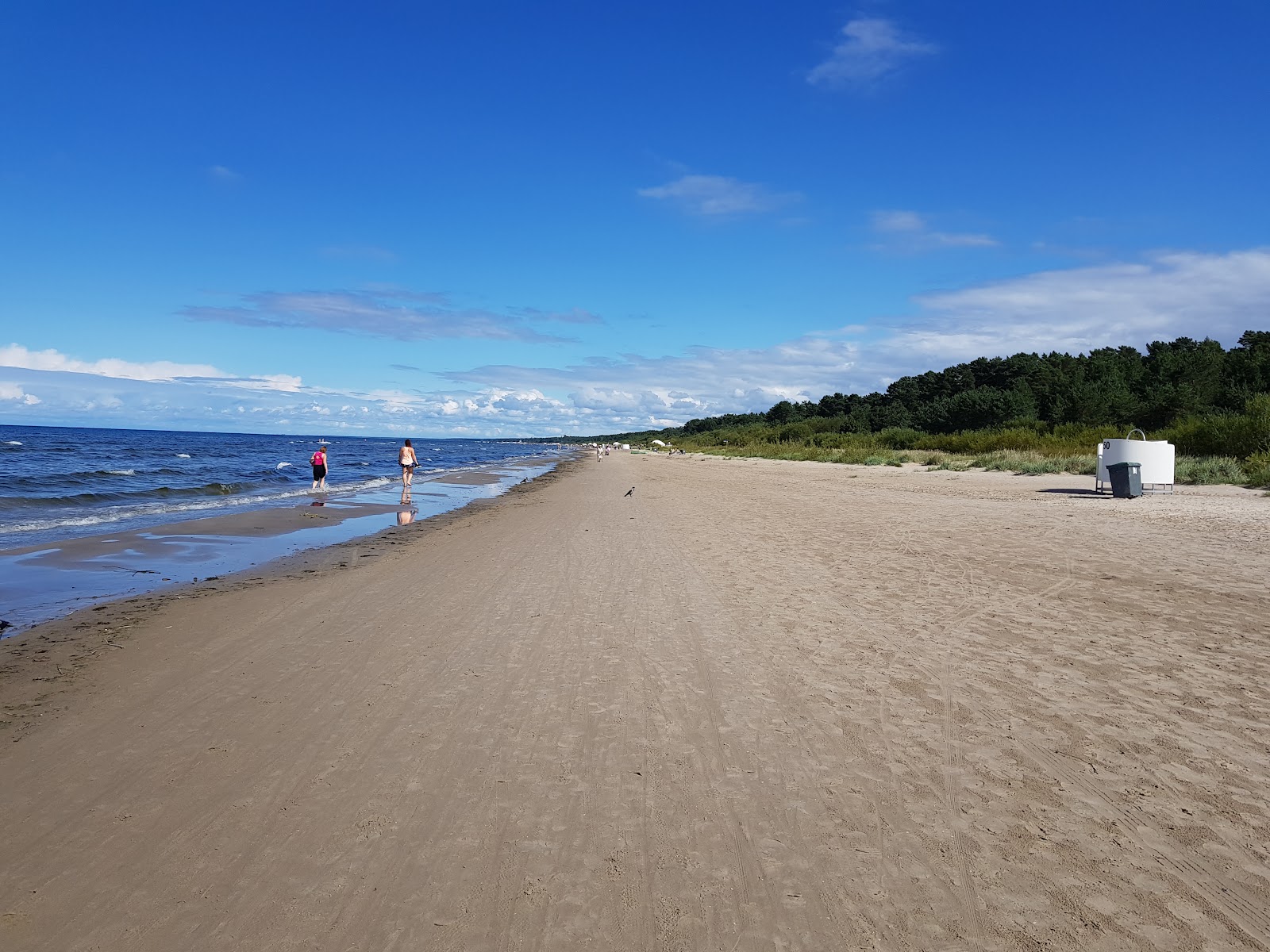 Φωτογραφία του Melluzu pludmale με φωτεινή άμμος επιφάνεια