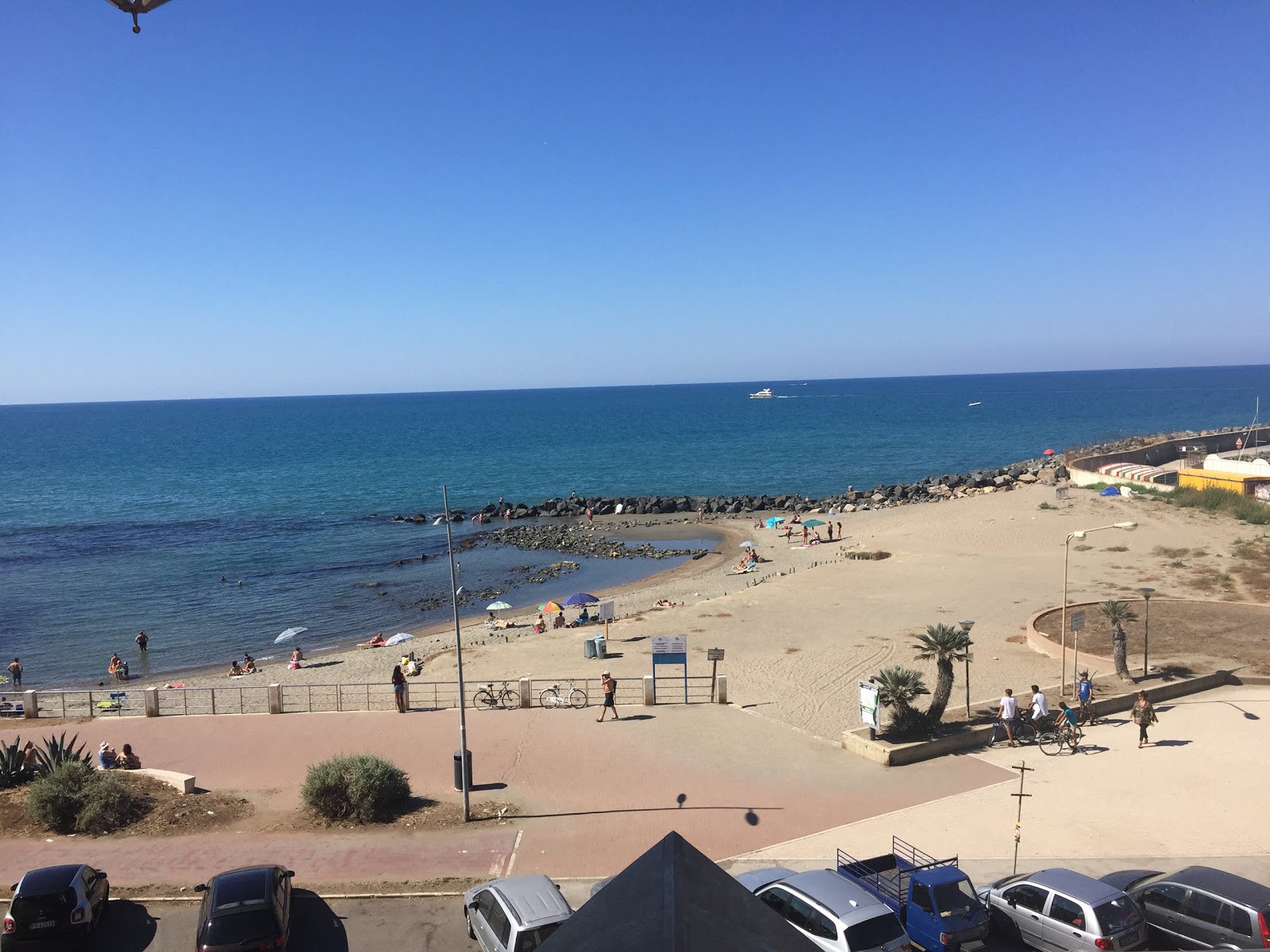 Foto di Ostia beach con una superficie del sabbia marrone