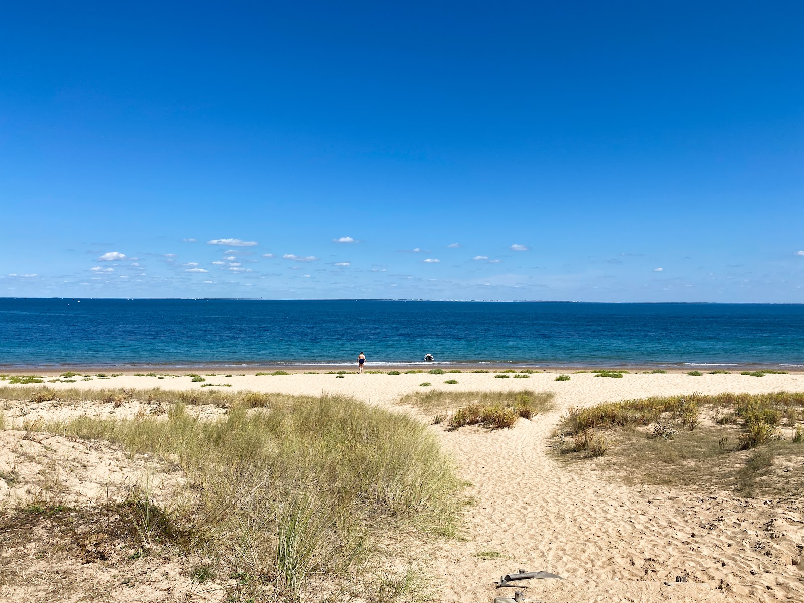 Plage de la Grande Conche'in fotoğrafı - rahatlamayı sevenler arasında popüler bir yer