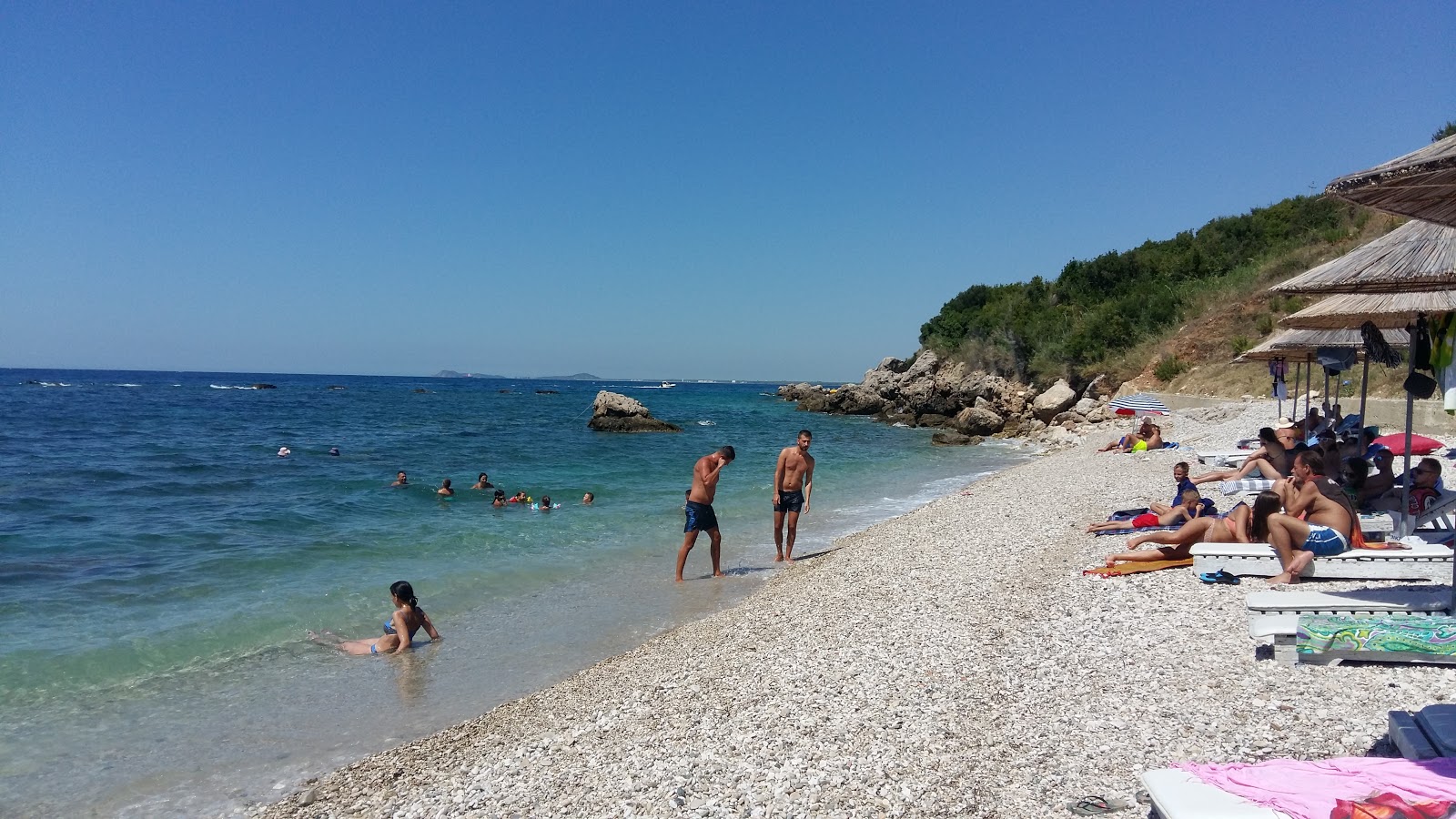 La Plaia beach'in fotoğrafı küçük koy ile birlikte