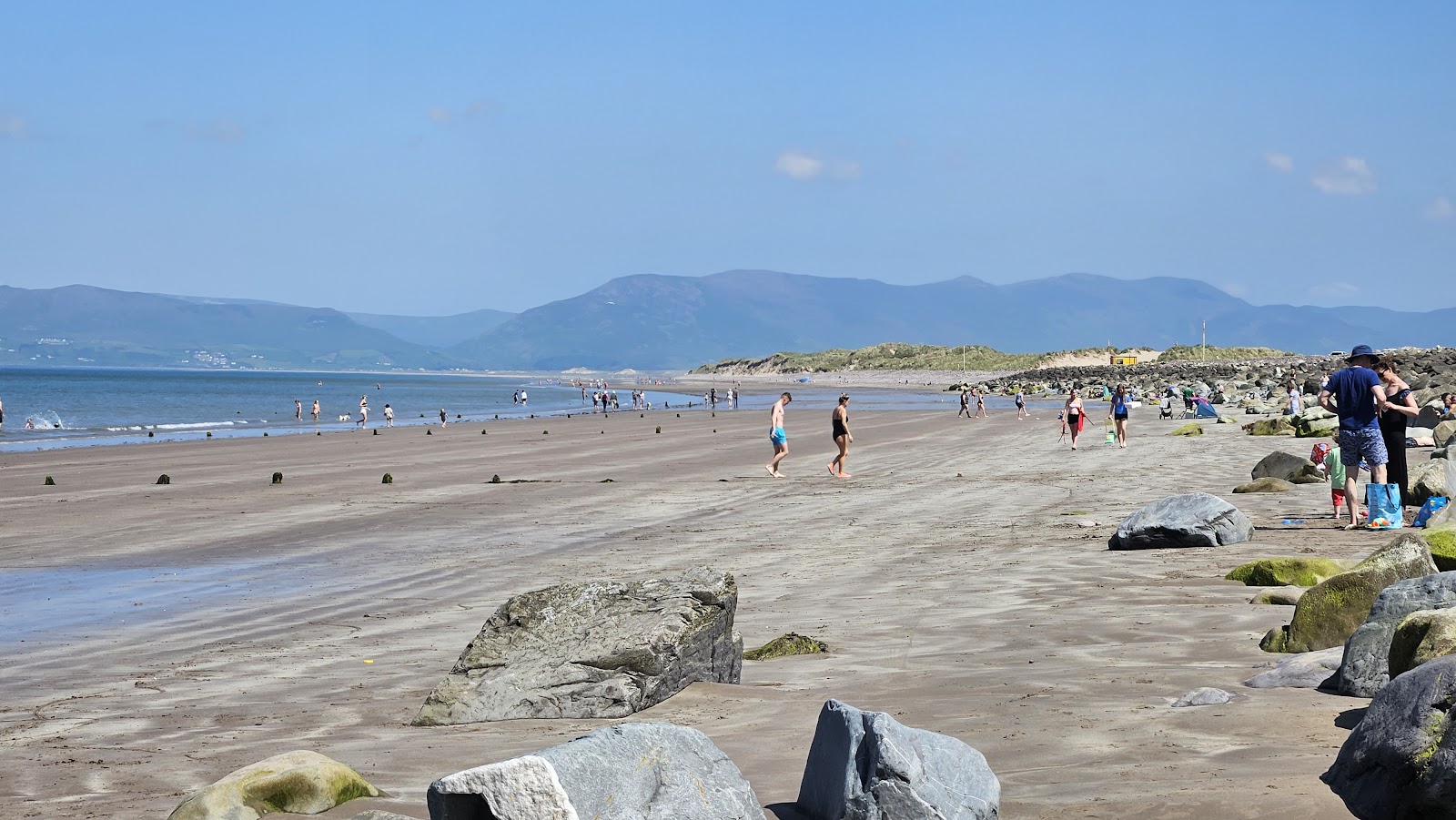 Zdjęcie Rossbeigh Beach z powierzchnią piasek z kamykami