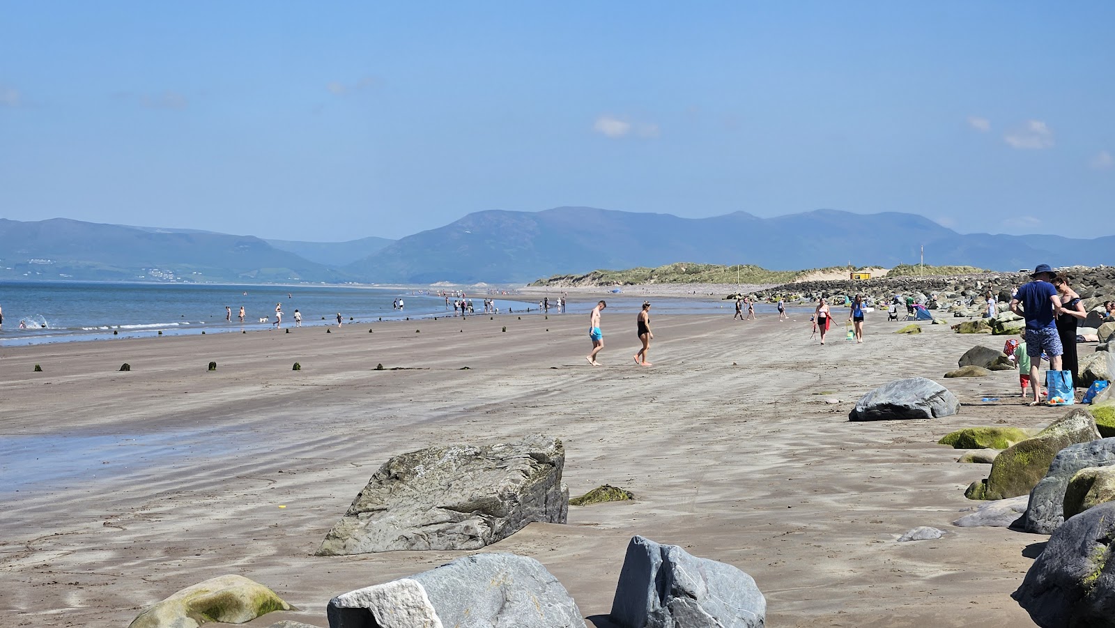 Foto di Rossbeigh Beach con una superficie del sabbia beige e ciottoli
