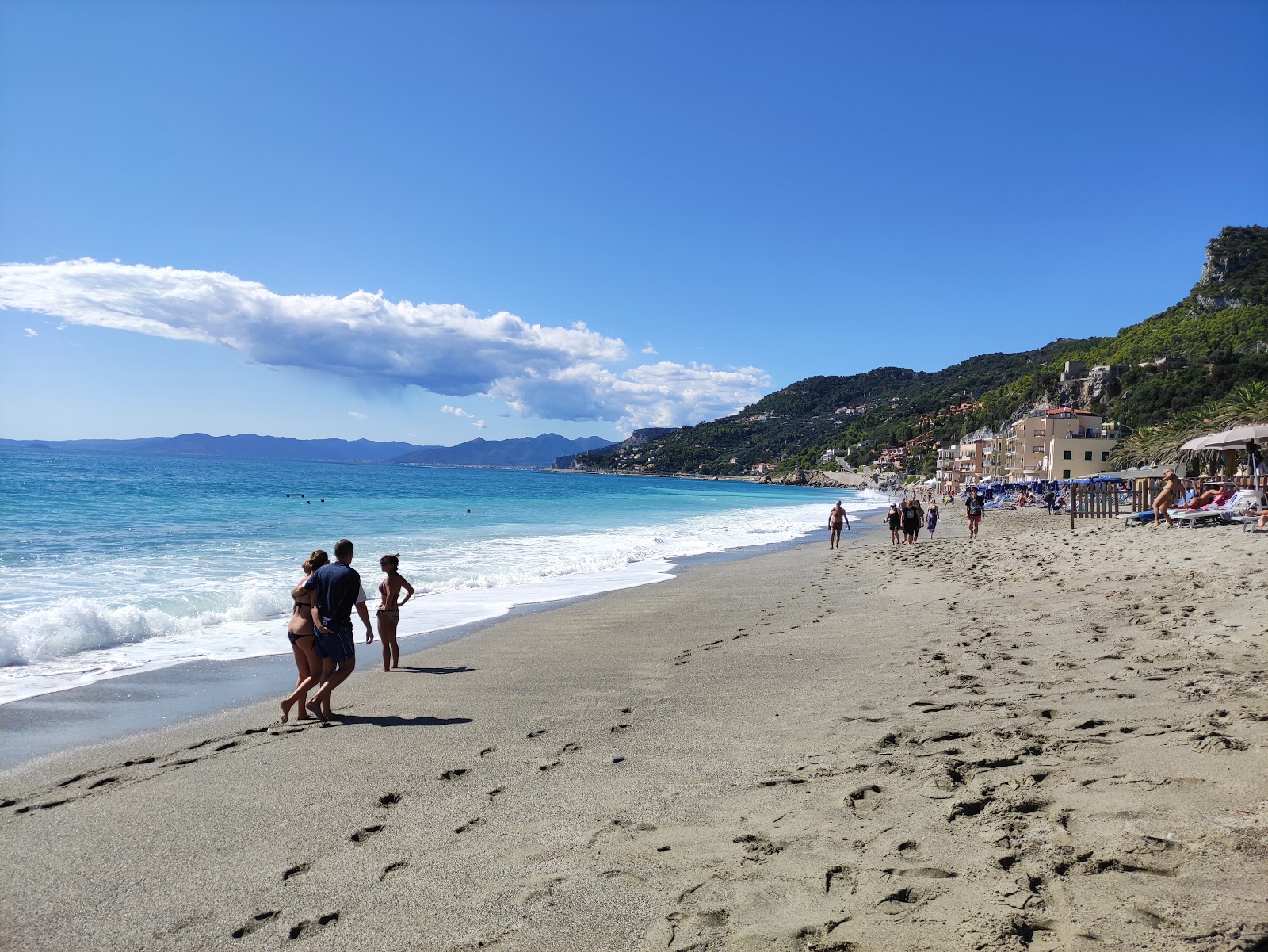 Fotografija Spiaggia libera di Varigotti z musta hiekka ja kivi površino