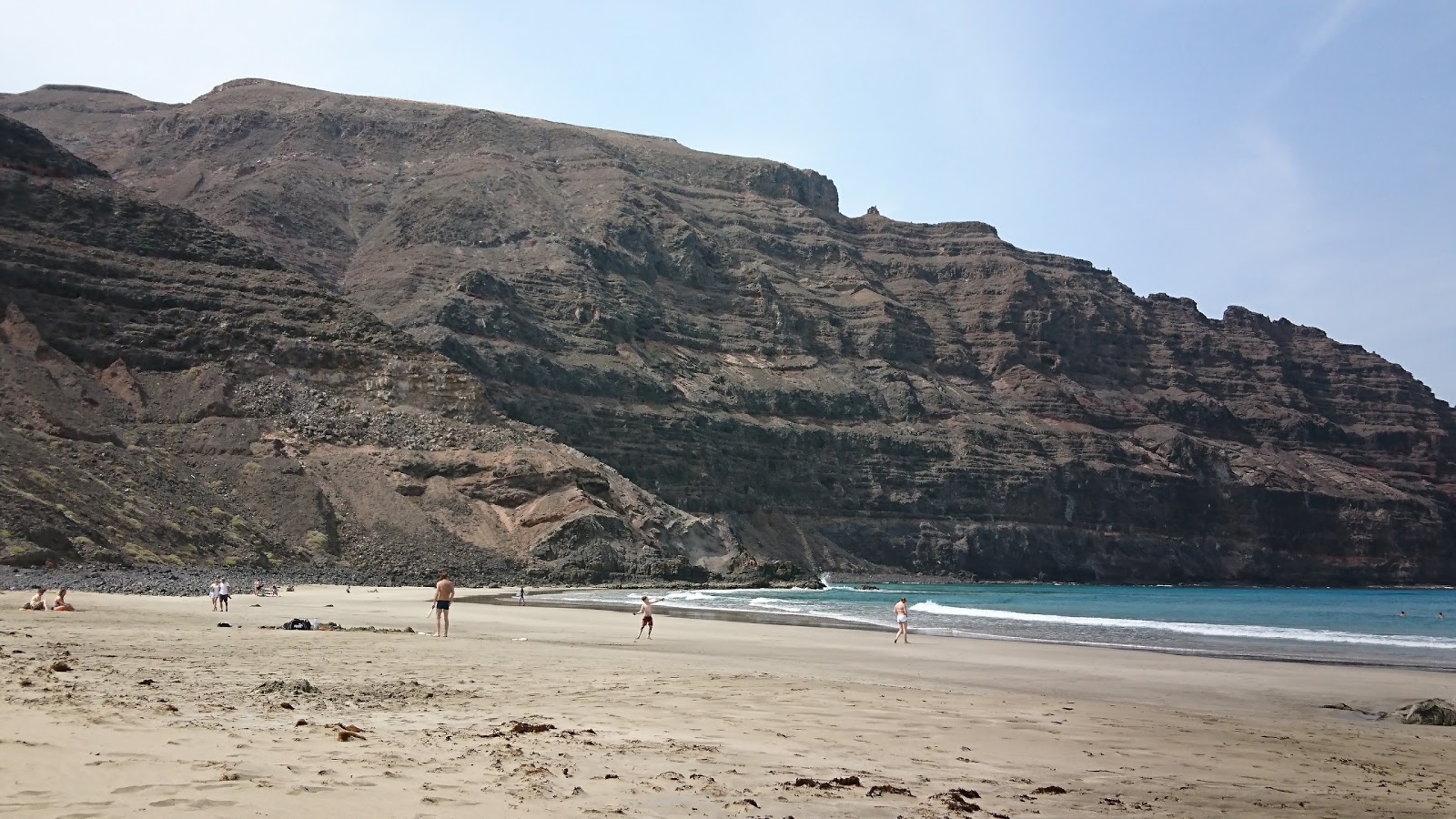 Foto von Playa de la Canteria umgeben von Bergen