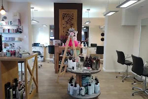 Salon JOT Kompleksowe usługi fryzjersko - trychologiczne image