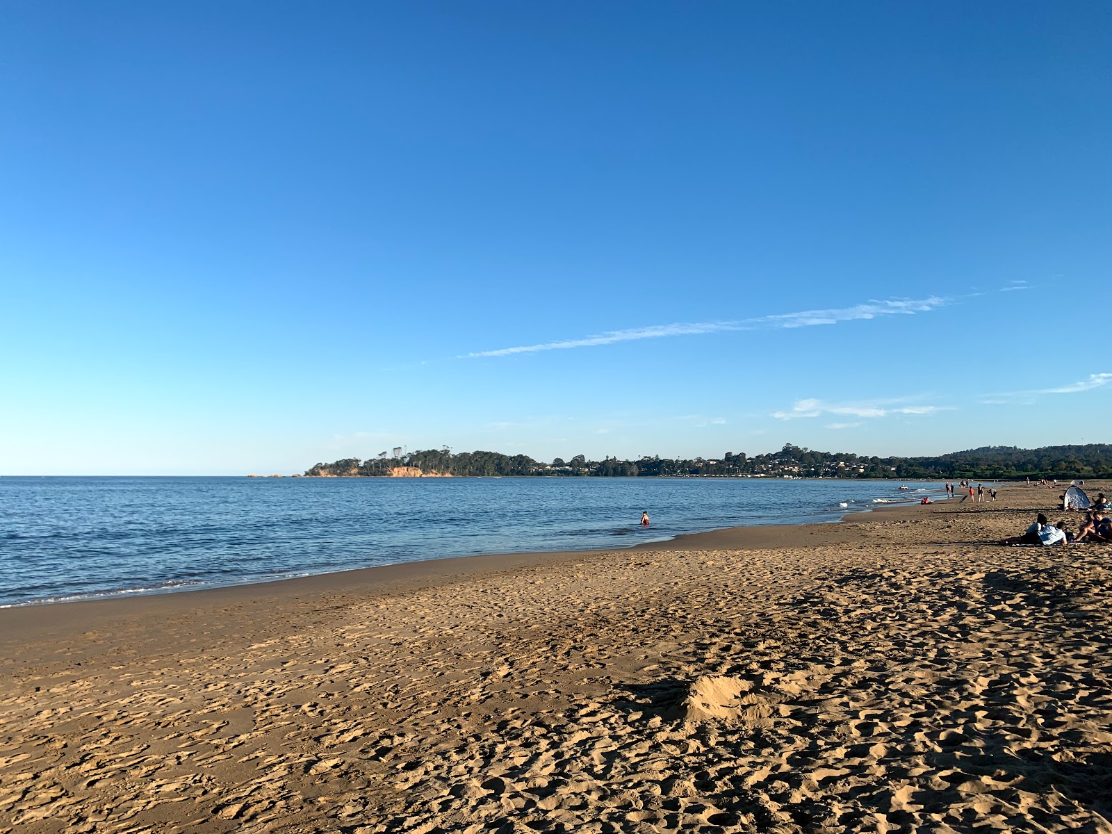 Φωτογραφία του Corrigans Beach με φωτεινή άμμος επιφάνεια