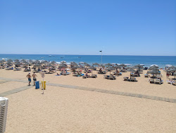 Valokuva Praia da Rochaista. ympäröity vuorilla